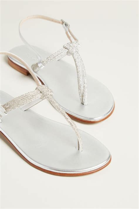 Sandali strass 37Chi non si informa adeguatamente in anticipo corre il rischio di ricevere sandali strass 37 che non hanno la funzione desiderata o sono realizzati con materiali di qualità inferiore. Se volete un prodotto che soddisfi al meglio le vostre aspettative, dovreste provare un sandali strass 37.
  <p>Per i prodotti si possono trovare test online e confronti tra i prodotti.  I confronti tra i prodotti possono aiutare a confrontare le diverse funzioni o proprietà dei diversi prodotti. Di seguito, spieghiamo perché la ricerca è importante e di cosa si dovrebbe essere consapevoli quando si acquista un articolo.
</p>

<h2>Acquisto di Sandali strass 37 - criteri importanti</h2>

<p>Una lista di controllo può aiutarti a evitare di dover cercare informazioni sui prodotti su decine di siti web. Di seguito è riportato un esempio di una lista di controllo che può aiutarvi a trovare il prodotto giusto. Importanti criteri di acquisto includono, ad esempio:
</p><ul>
<li>Opinioni dei clienti</li>
<li>Confronti dei prezzi</li>
<li>Dettagli del prodotto</li>
<li>Termini e condizioni di consegna</li>
<li>Domande dei clienti e risposte dei marchi</li>
</ul>
<h2>Qual è l