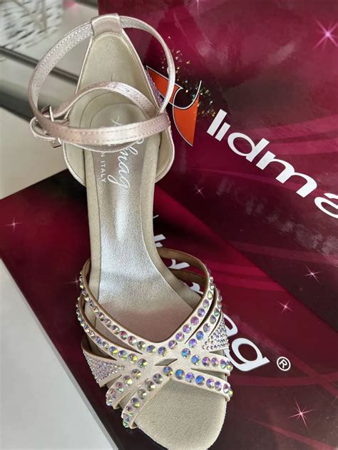 Scarpe ballo divaChi non si informa adeguatamente in anticipo corre il rischio di ricevere scarpe ballo diva che non hanno la funzione desiderata o sono realizzati con materiali di qualità inferiore. Se volete un prodotto che soddisfi al meglio le vostre aspettative, dovreste provare un scarpe ballo diva.
  <p>Per i prodotti si possono trovare test online e confronti tra i prodotti.  I confronti tra i prodotti possono aiutare a confrontare le diverse funzioni o proprietà dei diversi prodotti. Di seguito, spieghiamo perché la ricerca è importante e di cosa si dovrebbe essere consapevoli quando si acquista un articolo.
</p>

<h2>Acquisto di Scarpe ballo diva - criteri importanti</h2>

<p>Una lista di controllo può aiutarti a evitare di dover cercare informazioni sui prodotti su decine di siti web. Di seguito è riportato un esempio di una lista di controllo che può aiutarvi a trovare il prodotto giusto. Importanti criteri di acquisto includono, ad esempio:
</p><ul>
<li>Opinioni dei clienti</li>
<li>Confronti dei prezzi</li>
<li>Dettagli del prodotto</li>
<li>Termini e condizioni di consegna</li>
<li>Domande dei clienti e risposte dei marchi</li>
</ul>
<h2>Qual è l