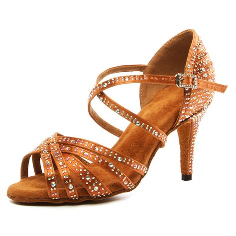 Scarpe balloChi non si informa adeguatamente in anticipo corre il rischio di ricevere scarpe ballo che non hanno la funzione desiderata o sono realizzati con materiali di qualità inferiore. Se volete un prodotto che soddisfi al meglio le vostre aspettative, dovreste provare un scarpe ballo.
  <p>Per i prodotti si possono trovare test online e confronti tra i prodotti.  I confronti tra i prodotti possono aiutare a confrontare le diverse funzioni o proprietà dei diversi prodotti. Di seguito, spieghiamo perché la ricerca è importante e di cosa si dovrebbe essere consapevoli quando si acquista un articolo.
</p>

<h2>Acquisto di Scarpe ballo - criteri importanti</h2>

<p>Una lista di controllo può aiutarti a evitare di dover cercare informazioni sui prodotti su decine di siti web. Di seguito è riportato un esempio di una lista di controllo che può aiutarvi a trovare il prodotto giusto. Importanti criteri di acquisto includono, ad esempio:
</p><ul>
<li>Opinioni dei clienti</li>
<li>Confronti dei prezzi</li>
<li>Dettagli del prodotto</li>
<li>Termini e condizioni di consegna</li>
<li>Domande dei clienti e risposte dei marchi</li>
</ul>
<h2>Qual è l