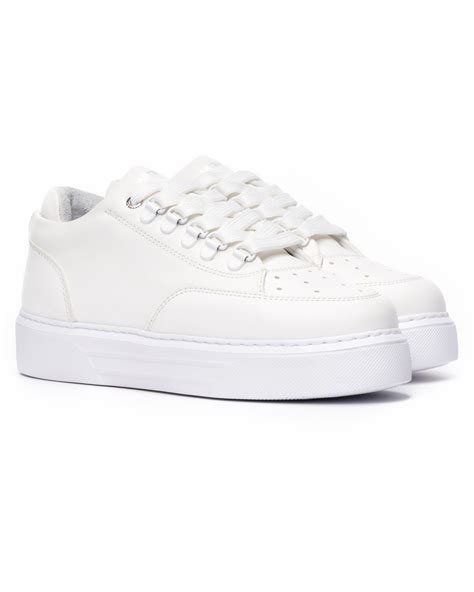 Scarpe biancheChi non si informa adeguatamente in anticipo corre il rischio di ricevere scarpe bianche che non hanno la funzione desiderata o sono realizzati con materiali di qualità inferiore. Se volete un prodotto che soddisfi al meglio le vostre aspettative, dovreste provare un scarpe bianche.
  <p>Per i prodotti si possono trovare test online e confronti tra i prodotti.  I confronti tra i prodotti possono aiutare a confrontare le diverse funzioni o proprietà dei diversi prodotti. Di seguito, spieghiamo perché la ricerca è importante e di cosa si dovrebbe essere consapevoli quando si acquista un articolo.
</p>

<h2>Acquisto di Scarpe bianche - criteri importanti</h2>

<p>Una lista di controllo può aiutarti a evitare di dover cercare informazioni sui prodotti su decine di siti web. Di seguito è riportato un esempio di una lista di controllo che può aiutarvi a trovare il prodotto giusto. Importanti criteri di acquisto includono, ad esempio:
</p><ul>
<li>Opinioni dei clienti</li>
<li>Confronti dei prezzi</li>
<li>Dettagli del prodotto</li>
<li>Termini e condizioni di consegna</li>
<li>Domande dei clienti e risposte dei marchi</li>
</ul>
<h2>Qual è l