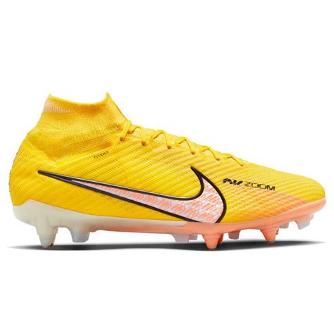 Scarpe calcioChi non si informa adeguatamente in anticipo corre il rischio di ricevere scarpe calcio che non hanno la funzione desiderata o sono realizzati con materiali di qualità inferiore. Se volete un prodotto che soddisfi al meglio le vostre aspettative, dovreste provare un scarpe calcio.
  <p>Per i prodotti si possono trovare test online e confronti tra i prodotti.  I confronti tra i prodotti possono aiutare a confrontare le diverse funzioni o proprietà dei diversi prodotti. Di seguito, spieghiamo perché la ricerca è importante e di cosa si dovrebbe essere consapevoli quando si acquista un articolo.
</p>

<h2>Acquisto di Scarpe calcio - criteri importanti</h2>

<p>Una lista di controllo può aiutarti a evitare di dover cercare informazioni sui prodotti su decine di siti web. Di seguito è riportato un esempio di una lista di controllo che può aiutarvi a trovare il prodotto giusto. Importanti criteri di acquisto includono, ad esempio:
</p><ul>
<li>Opinioni dei clienti</li>
<li>Confronti dei prezzi</li>
<li>Dettagli del prodotto</li>
<li>Termini e condizioni di consegna</li>
<li>Domande dei clienti e risposte dei marchi</li>
</ul>
<h2>Qual è l