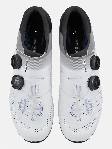 Scarpe ciclismo shimanoChi non si informa adeguatamente in anticipo corre il rischio di ricevere scarpe ciclismo shimano che non hanno la funzione desiderata o sono realizzati con materiali di qualità inferiore. Se volete un prodotto che soddisfi al meglio le vostre aspettative, dovreste provare un scarpe ciclismo shimano.
  <p>Per i prodotti si possono trovare test online e confronti tra i prodotti.  I confronti tra i prodotti possono aiutare a confrontare le diverse funzioni o proprietà dei diversi prodotti. Di seguito, spieghiamo perché la ricerca è importante e di cosa si dovrebbe essere consapevoli quando si acquista un articolo.
</p>

<h2>Acquisto di Scarpe ciclismo shimano - criteri importanti</h2>

<p>Una lista di controllo può aiutarti a evitare di dover cercare informazioni sui prodotti su decine di siti web. Di seguito è riportato un esempio di una lista di controllo che può aiutarvi a trovare il prodotto giusto. Importanti criteri di acquisto includono, ad esempio:
</p><ul>
<li>Opinioni dei clienti</li>
<li>Confronti dei prezzi</li>
<li>Dettagli del prodotto</li>
<li>Termini e condizioni di consegna</li>
<li>Domande dei clienti e risposte dei marchi</li>
</ul>
<h2>Qual è l