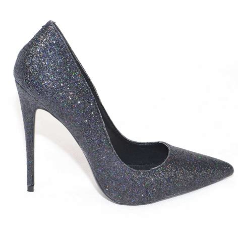 Scarpe decolleteChi non si informa adeguatamente in anticipo corre il rischio di ricevere scarpe decollete che non hanno la funzione desiderata o sono realizzati con materiali di qualità inferiore. Se volete un prodotto che soddisfi al meglio le vostre aspettative, dovreste provare un scarpe decollete.
  <p>Per i prodotti si possono trovare test online e confronti tra i prodotti.  I confronti tra i prodotti possono aiutare a confrontare le diverse funzioni o proprietà dei diversi prodotti. Di seguito, spieghiamo perché la ricerca è importante e di cosa si dovrebbe essere consapevoli quando si acquista un articolo.
</p>

<h2>Acquisto di Scarpe decollete - criteri importanti</h2>

<p>Una lista di controllo può aiutarti a evitare di dover cercare informazioni sui prodotti su decine di siti web. Di seguito è riportato un esempio di una lista di controllo che può aiutarvi a trovare il prodotto giusto. Importanti criteri di acquisto includono, ad esempio:
</p><ul>
<li>Opinioni dei clienti</li>
<li>Confronti dei prezzi</li>
<li>Dettagli del prodotto</li>
<li>Termini e condizioni di consegna</li>
<li>Domande dei clienti e risposte dei marchi</li>
</ul>
<h2>Qual è l