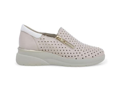Scarpe donna estiveChi non si informa adeguatamente in anticipo corre il rischio di ricevere scarpe donna estive che non hanno la funzione desiderata o sono realizzati con materiali di qualità inferiore. Se volete un prodotto che soddisfi al meglio le vostre aspettative, dovreste provare un scarpe donna estive.
  <p>Per i prodotti si possono trovare test online e confronti tra i prodotti.  I confronti tra i prodotti possono aiutare a confrontare le diverse funzioni o proprietà dei diversi prodotti. Di seguito, spieghiamo perché la ricerca è importante e di cosa si dovrebbe essere consapevoli quando si acquista un articolo.
</p>

<h2>Acquisto di Scarpe donna estive - criteri importanti</h2>

<p>Una lista di controllo può aiutarti a evitare di dover cercare informazioni sui prodotti su decine di siti web. Di seguito è riportato un esempio di una lista di controllo che può aiutarvi a trovare il prodotto giusto. Importanti criteri di acquisto includono, ad esempio:
</p><ul>
<li>Opinioni dei clienti</li>
<li>Confronti dei prezzi</li>
<li>Dettagli del prodotto</li>
<li>Termini e condizioni di consegna</li>
<li>Domande dei clienti e risposte dei marchi</li>
</ul>
<h2>Qual è l