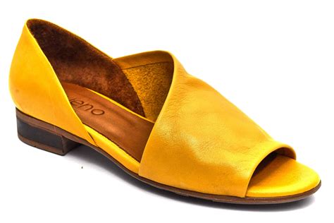 Scarpe estive gialloChi non si informa adeguatamente in anticipo corre il rischio di ricevere scarpe estive giallo che non hanno la funzione desiderata o sono realizzati con materiali di qualità inferiore. Se volete un prodotto che soddisfi al meglio le vostre aspettative, dovreste provare un scarpe estive giallo.
  <p>Per i prodotti si possono trovare test online e confronti tra i prodotti.  I confronti tra i prodotti possono aiutare a confrontare le diverse funzioni o proprietà dei diversi prodotti. Di seguito, spieghiamo perché la ricerca è importante e di cosa si dovrebbe essere consapevoli quando si acquista un articolo.
</p>

<h2>Acquisto di Scarpe estive giallo - criteri importanti</h2>

<p>Una lista di controllo può aiutarti a evitare di dover cercare informazioni sui prodotti su decine di siti web. Di seguito è riportato un esempio di una lista di controllo che può aiutarvi a trovare il prodotto giusto. Importanti criteri di acquisto includono, ad esempio:
</p><ul>
<li>Opinioni dei clienti</li>
<li>Confronti dei prezzi</li>
<li>Dettagli del prodotto</li>
<li>Termini e condizioni di consegna</li>
<li>Domande dei clienti e risposte dei marchi</li>
</ul>
<h2>Qual è l