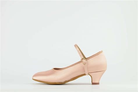 Scarpe standardChi non si informa adeguatamente in anticipo corre il rischio di ricevere scarpe standard che non hanno la funzione desiderata o sono realizzati con materiali di qualità inferiore. Se volete un prodotto che soddisfi al meglio le vostre aspettative, dovreste provare un scarpe standard.
  <p>Per i prodotti si possono trovare test online e confronti tra i prodotti.  I confronti tra i prodotti possono aiutare a confrontare le diverse funzioni o proprietà dei diversi prodotti. Di seguito, spieghiamo perché la ricerca è importante e di cosa si dovrebbe essere consapevoli quando si acquista un articolo.
</p>

<h2>Acquisto di Scarpe standard - criteri importanti</h2>

<p>Una lista di controllo può aiutarti a evitare di dover cercare informazioni sui prodotti su decine di siti web. Di seguito è riportato un esempio di una lista di controllo che può aiutarvi a trovare il prodotto giusto. Importanti criteri di acquisto includono, ad esempio:
</p><ul>
<li>Opinioni dei clienti</li>
<li>Confronti dei prezzi</li>
<li>Dettagli del prodotto</li>
<li>Termini e condizioni di consegna</li>
<li>Domande dei clienti e risposte dei marchi</li>
</ul>
<h2>Qual è l