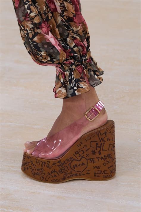 Scarpe zeppaChi non si informa adeguatamente in anticipo corre il rischio di ricevere scarpe zeppa che non hanno la funzione desiderata o sono realizzati con materiali di qualità inferiore. Se volete un prodotto che soddisfi al meglio le vostre aspettative, dovreste provare un scarpe zeppa.
  <p>Per i prodotti si possono trovare test online e confronti tra i prodotti.  I confronti tra i prodotti possono aiutare a confrontare le diverse funzioni o proprietà dei diversi prodotti. Di seguito, spieghiamo perché la ricerca è importante e di cosa si dovrebbe essere consapevoli quando si acquista un articolo.
</p>

<h2>Acquisto di Scarpe zeppa - criteri importanti</h2>

<p>Una lista di controllo può aiutarti a evitare di dover cercare informazioni sui prodotti su decine di siti web. Di seguito è riportato un esempio di una lista di controllo che può aiutarvi a trovare il prodotto giusto. Importanti criteri di acquisto includono, ad esempio:
</p><ul>
<li>Opinioni dei clienti</li>
<li>Confronti dei prezzi</li>
<li>Dettagli del prodotto</li>
<li>Termini e condizioni di consegna</li>
<li>Domande dei clienti e risposte dei marchi</li>
</ul>
<h2>Qual è l