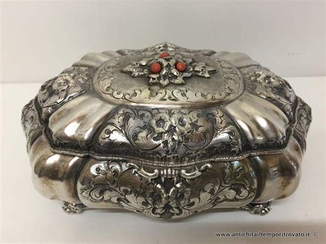 Scatole argento anticheChi non si informa adeguatamente in anticipo corre il rischio di ricevere scatole argento antiche che non hanno la funzione desiderata o sono realizzati con materiali di qualità inferiore. Se volete un prodotto che soddisfi al meglio le vostre aspettative, dovreste provare un scatole argento antiche.
  <p>Per i prodotti si possono trovare test online e confronti tra i prodotti.  I confronti tra i prodotti possono aiutare a confrontare le diverse funzioni o proprietà dei diversi prodotti. Di seguito, spieghiamo perché la ricerca è importante e di cosa si dovrebbe essere consapevoli quando si acquista un articolo.
</p>

<h2>Acquisto di Scatole argento antiche - criteri importanti</h2>

<p>Una lista di controllo può aiutarti a evitare di dover cercare informazioni sui prodotti su decine di siti web. Di seguito è riportato un esempio di una lista di controllo che può aiutarvi a trovare il prodotto giusto. Importanti criteri di acquisto includono, ad esempio:
</p><ul>
<li>Opinioni dei clienti</li>
<li>Confronti dei prezzi</li>
<li>Dettagli del prodotto</li>
<li>Termini e condizioni di consegna</li>
<li>Domande dei clienti e risposte dei marchi</li>
</ul>
<h2>Qual è l