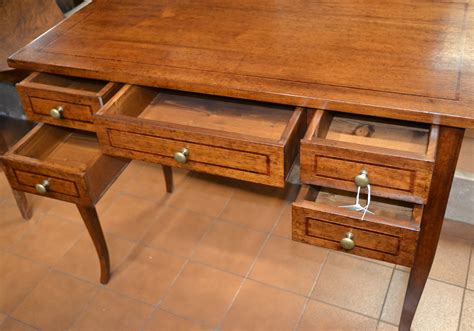 Scrittoio legnoChi non si informa adeguatamente in anticipo corre il rischio di ricevere scrittoio legno che non hanno la funzione desiderata o sono realizzati con materiali di qualità inferiore. Se volete un prodotto che soddisfi al meglio le vostre aspettative, dovreste provare un scrittoio legno.
  <p>Per i prodotti si possono trovare test online e confronti tra i prodotti.  I confronti tra i prodotti possono aiutare a confrontare le diverse funzioni o proprietà dei diversi prodotti. Di seguito, spieghiamo perché la ricerca è importante e di cosa si dovrebbe essere consapevoli quando si acquista un articolo.
</p>

<h2>Acquisto di Scrittoio legno - criteri importanti</h2>

<p>Una lista di controllo può aiutarti a evitare di dover cercare informazioni sui prodotti su decine di siti web. Di seguito è riportato un esempio di una lista di controllo che può aiutarvi a trovare il prodotto giusto. Importanti criteri di acquisto includono, ad esempio:
</p><ul>
<li>Opinioni dei clienti</li>
<li>Confronti dei prezzi</li>
<li>Dettagli del prodotto</li>
<li>Termini e condizioni di consegna</li>
<li>Domande dei clienti e risposte dei marchi</li>
</ul>
<h2>Qual è l