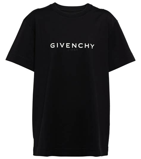 T shirt givenchyChi non si informa adeguatamente in anticipo corre il rischio di ricevere t shirt givenchy che non hanno la funzione desiderata o sono realizzati con materiali di qualità inferiore. Se volete un prodotto che soddisfi al meglio le vostre aspettative, dovreste provare un t shirt givenchy.
  <p>Per i prodotti si possono trovare test online e confronti tra i prodotti.  I confronti tra i prodotti possono aiutare a confrontare le diverse funzioni o proprietà dei diversi prodotti. Di seguito, spieghiamo perché la ricerca è importante e di cosa si dovrebbe essere consapevoli quando si acquista un articolo.
</p>

<h2>Acquisto di T shirt givenchy - criteri importanti</h2>

<p>Una lista di controllo può aiutarti a evitare di dover cercare informazioni sui prodotti su decine di siti web. Di seguito è riportato un esempio di una lista di controllo che può aiutarvi a trovare il prodotto giusto. Importanti criteri di acquisto includono, ad esempio:
</p><ul>
<li>Opinioni dei clienti</li>
<li>Confronti dei prezzi</li>
<li>Dettagli del prodotto</li>
<li>Termini e condizioni di consegna</li>
<li>Domande dei clienti e risposte dei marchi</li>
</ul>
<h2>Qual è l