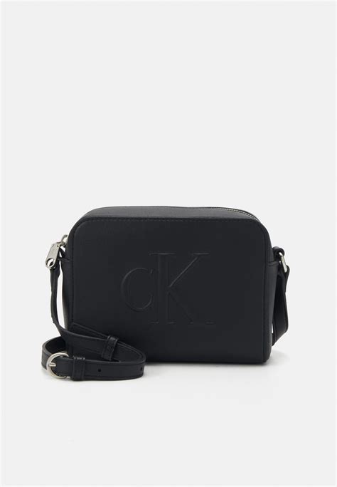 Tracolla calvin klein neroChi non si informa adeguatamente in anticipo corre il rischio di ricevere tracolla calvin klein nero che non hanno la funzione desiderata o sono realizzati con materiali di qualità inferiore. Se volete un prodotto che soddisfi al meglio le vostre aspettative, dovreste provare un tracolla calvin klein nero.
  <p>Per i prodotti si possono trovare test online e confronti tra i prodotti.  I confronti tra i prodotti possono aiutare a confrontare le diverse funzioni o proprietà dei diversi prodotti. Di seguito, spieghiamo perché la ricerca è importante e di cosa si dovrebbe essere consapevoli quando si acquista un articolo.
</p>

<h2>Acquisto di Tracolla calvin klein nero - criteri importanti</h2>

<p>Una lista di controllo può aiutarti a evitare di dover cercare informazioni sui prodotti su decine di siti web. Di seguito è riportato un esempio di una lista di controllo che può aiutarvi a trovare il prodotto giusto. Importanti criteri di acquisto includono, ad esempio:
</p><ul>
<li>Opinioni dei clienti</li>
<li>Confronti dei prezzi</li>
<li>Dettagli del prodotto</li>
<li>Termini e condizioni di consegna</li>
<li>Domande dei clienti e risposte dei marchi</li>
</ul>
<h2>Qual è l