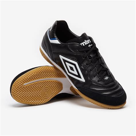 Umbro scarpeChi non si informa adeguatamente in anticipo corre il rischio di ricevere umbro scarpe che non hanno la funzione desiderata o sono realizzati con materiali di qualità inferiore. Se volete un prodotto che soddisfi al meglio le vostre aspettative, dovreste provare un umbro scarpe.
  <p>Per i prodotti si possono trovare test online e confronti tra i prodotti.  I confronti tra i prodotti possono aiutare a confrontare le diverse funzioni o proprietà dei diversi prodotti. Di seguito, spieghiamo perché la ricerca è importante e di cosa si dovrebbe essere consapevoli quando si acquista un articolo.
</p>

<h2>Acquisto di Umbro scarpe - criteri importanti</h2>

<p>Una lista di controllo può aiutarti a evitare di dover cercare informazioni sui prodotti su decine di siti web. Di seguito è riportato un esempio di una lista di controllo che può aiutarvi a trovare il prodotto giusto. Importanti criteri di acquisto includono, ad esempio:
</p><ul>
<li>Opinioni dei clienti</li>
<li>Confronti dei prezzi</li>
<li>Dettagli del prodotto</li>
<li>Termini e condizioni di consegna</li>
<li>Domande dei clienti e risposte dei marchi</li>
</ul>
<h2>Qual è l