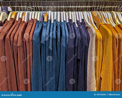 Vari vestitiChi non si informa adeguatamente in anticipo corre il rischio di ricevere vari vestiti che non hanno la funzione desiderata o sono realizzati con materiali di qualità inferiore. Se volete un prodotto che soddisfi al meglio le vostre aspettative, dovreste provare un vari vestiti.
  <p>Per i prodotti si possono trovare test online e confronti tra i prodotti.  I confronti tra i prodotti possono aiutare a confrontare le diverse funzioni o proprietà dei diversi prodotti. Di seguito, spieghiamo perché la ricerca è importante e di cosa si dovrebbe essere consapevoli quando si acquista un articolo.
</p>

<h2>Acquisto di Vari vestiti - criteri importanti</h2>

<p>Una lista di controllo può aiutarti a evitare di dover cercare informazioni sui prodotti su decine di siti web. Di seguito è riportato un esempio di una lista di controllo che può aiutarvi a trovare il prodotto giusto. Importanti criteri di acquisto includono, ad esempio:
</p><ul>
<li>Opinioni dei clienti</li>
<li>Confronti dei prezzi</li>
<li>Dettagli del prodotto</li>
<li>Termini e condizioni di consegna</li>
<li>Domande dei clienti e risposte dei marchi</li>
</ul>
<h2>Qual è l