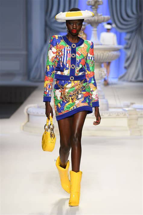 Vestito moschinoChi non si informa adeguatamente in anticipo corre il rischio di ricevere vestito moschino che non hanno la funzione desiderata o sono realizzati con materiali di qualità inferiore. Se volete un prodotto che soddisfi al meglio le vostre aspettative, dovreste provare un vestito moschino.
  <p>Per i prodotti si possono trovare test online e confronti tra i prodotti.  I confronti tra i prodotti possono aiutare a confrontare le diverse funzioni o proprietà dei diversi prodotti. Di seguito, spieghiamo perché la ricerca è importante e di cosa si dovrebbe essere consapevoli quando si acquista un articolo.
</p>

<h2>Acquisto di Vestito moschino - criteri importanti</h2>

<p>Una lista di controllo può aiutarti a evitare di dover cercare informazioni sui prodotti su decine di siti web. Di seguito è riportato un esempio di una lista di controllo che può aiutarvi a trovare il prodotto giusto. Importanti criteri di acquisto includono, ad esempio:
</p><ul>
<li>Opinioni dei clienti</li>
<li>Confronti dei prezzi</li>
<li>Dettagli del prodotto</li>
<li>Termini e condizioni di consegna</li>
<li>Domande dei clienti e risposte dei marchi</li>
</ul>
<h2>Qual è l