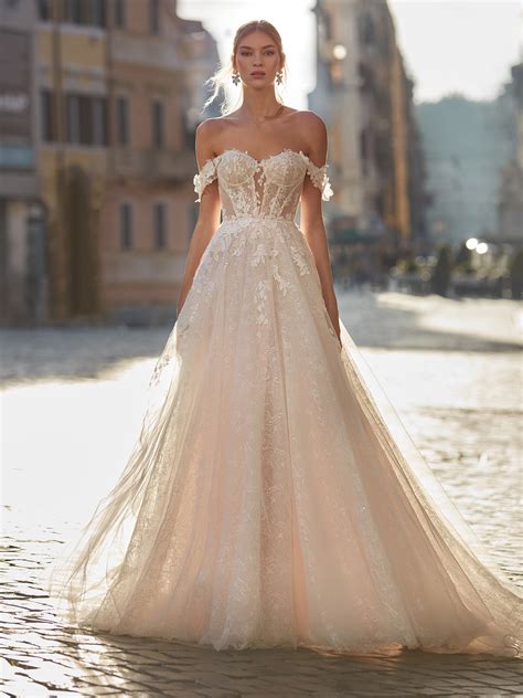 Vestito sposa marcaChi non si informa adeguatamente in anticipo corre il rischio di ricevere vestito sposa marca che non hanno la funzione desiderata o sono realizzati con materiali di qualità inferiore. Se volete un prodotto che soddisfi al meglio le vostre aspettative, dovreste provare un vestito sposa marca.
  <p>Per i prodotti si possono trovare test online e confronti tra i prodotti.  I confronti tra i prodotti possono aiutare a confrontare le diverse funzioni o proprietà dei diversi prodotti. Di seguito, spieghiamo perché la ricerca è importante e di cosa si dovrebbe essere consapevoli quando si acquista un articolo.
</p>

<h2>Acquisto di Vestito sposa marca - criteri importanti</h2>

<p>Una lista di controllo può aiutarti a evitare di dover cercare informazioni sui prodotti su decine di siti web. Di seguito è riportato un esempio di una lista di controllo che può aiutarvi a trovare il prodotto giusto. Importanti criteri di acquisto includono, ad esempio:
</p><ul>
<li>Opinioni dei clienti</li>
<li>Confronti dei prezzi</li>
<li>Dettagli del prodotto</li>
<li>Termini e condizioni di consegna</li>
<li>Domande dei clienti e risposte dei marchi</li>
</ul>
<h2>Qual è l